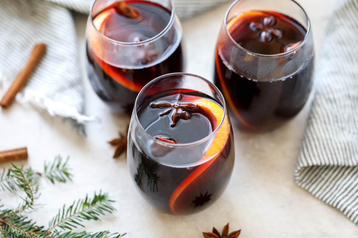 https://therealfooddietitians.com/wp-content/uploads/2016/12/Slow-Cooker-Mulled-Wine-12-of-12.jpg