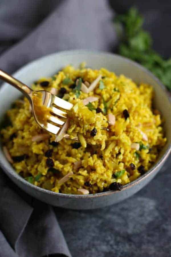 Golden Cauliflower Rice | how to cook cauliflower rice | cauliflower rice recipes | whole30 side dishes | gluten-free side dishes | dairy-free side dishes | vegan side dishes | paleo side dishes | gluten-free cauliflower rice | whole30 recipe ideas || The Real Food Dietitians #whole30recipes