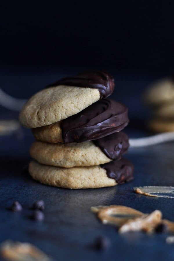 Chocolate-Dipped Peanut Butter Cookies | gluten-free cookies | egg-free cookies | dairy-free cookies | vegan cookies | healthy cookie recipes | homemade peanut butter cookies | healthy peanut butter cookies || The Real Food Dietitians #glutenfreecookies #peanutbuttercookies #healthycookies